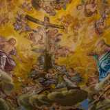  A troneggiaggiare � una massiccia croce sorretta da angioletti e lambita dalle figure a braccia aperte di Ges� a sinistra e della Madonna a destra